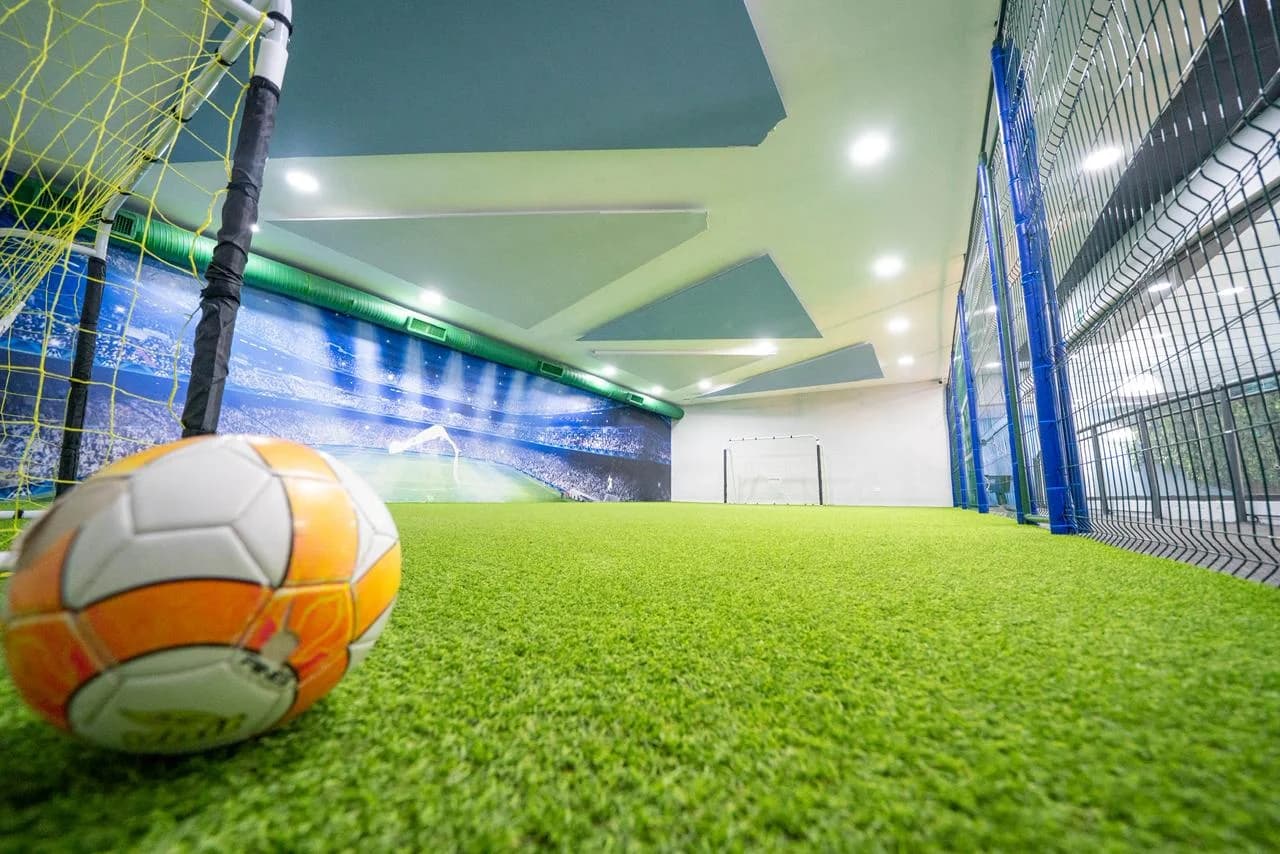 Cancha de fútbol indoor con portería