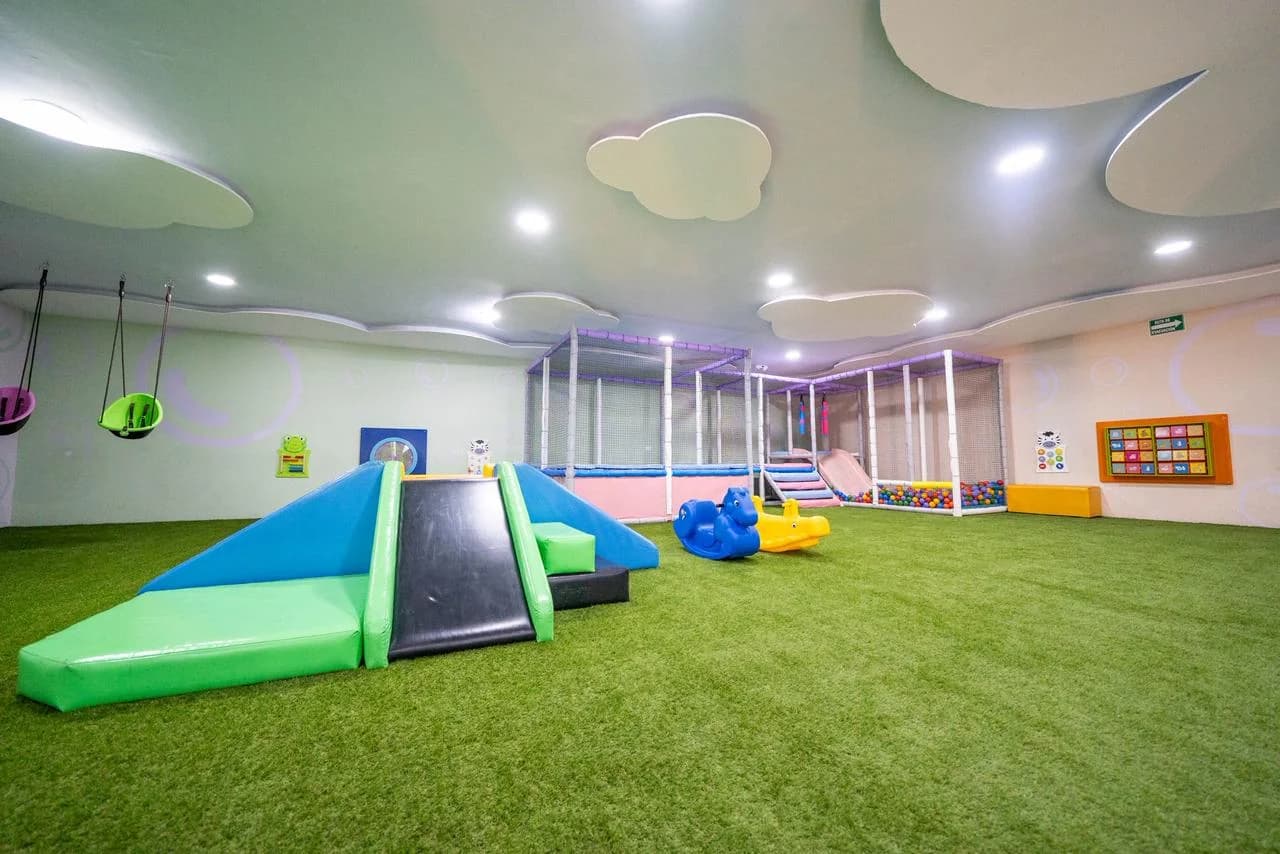Cancha de fútbol interior con césped sintético
