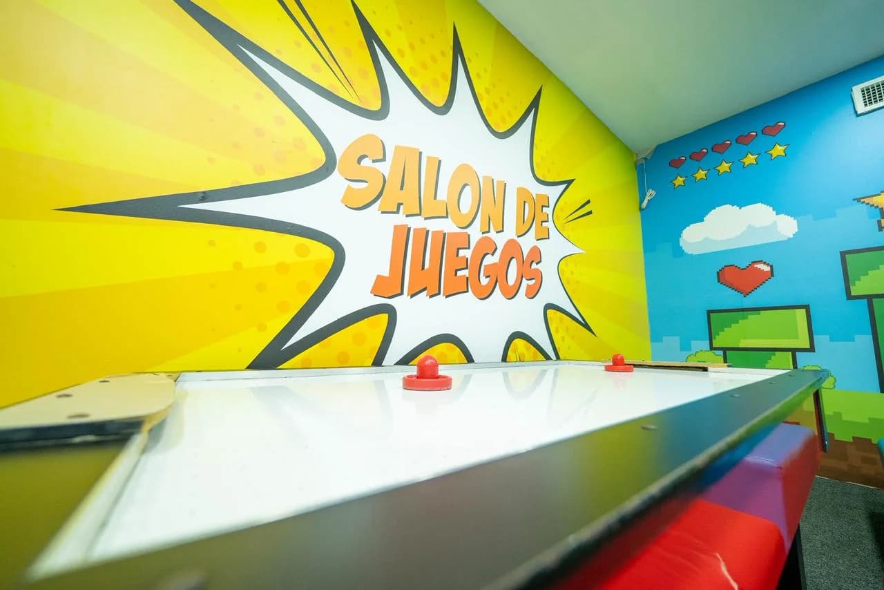 Salón de juegos con air hockey