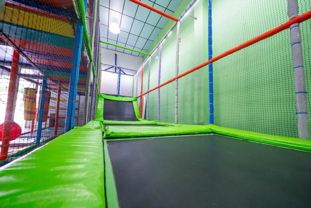 Trampolines verdes zona multiaventura