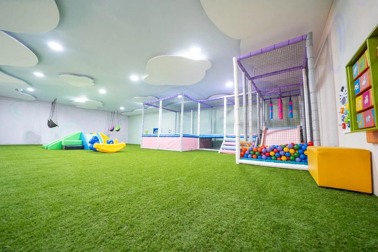 Zona de bebés con hamacas y juegos blandos